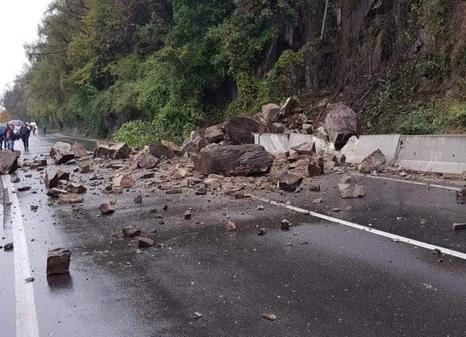 Frana davanti ai Castelli di Cannero: Statale 34 chiusa
