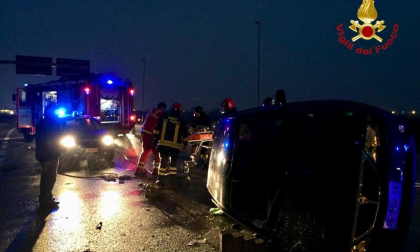Auto si ribalta in corso Milano