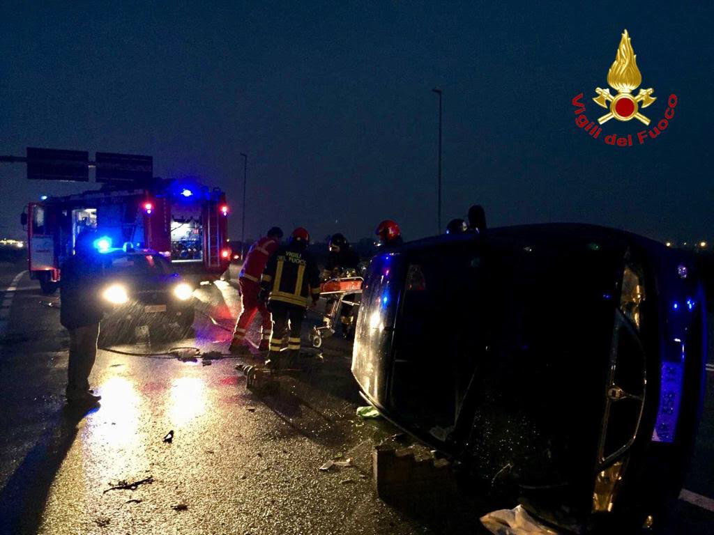 Auto si ribalta in corso Milano