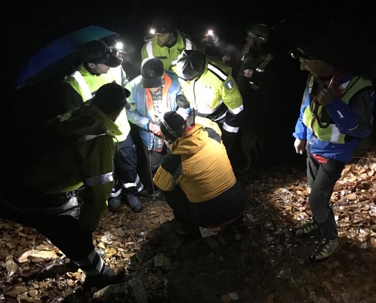 Cercatore di funghi finisce in un torrente: salvato dal Soccorso Alpino
