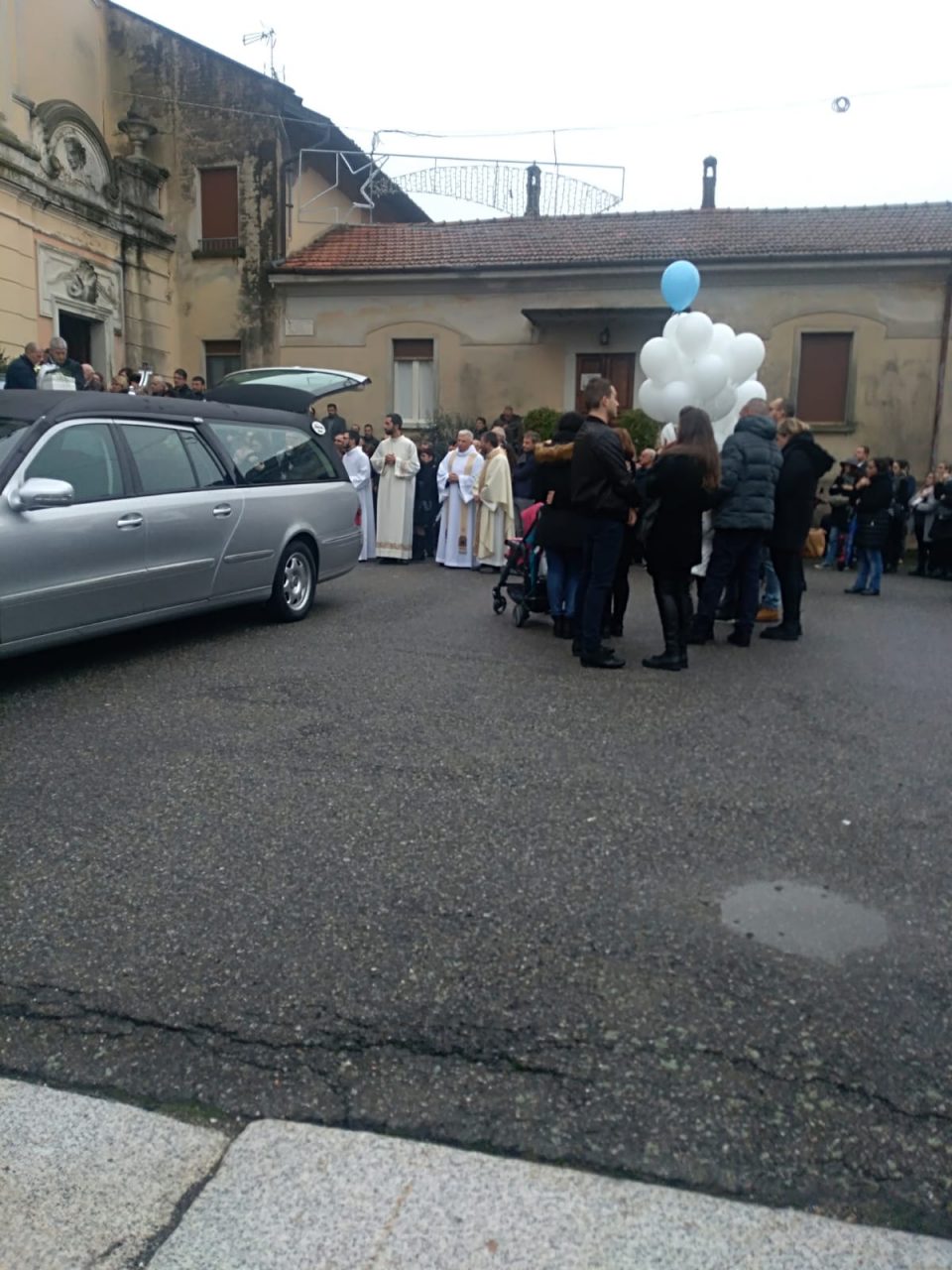 Una folla commossa ai funerali del piccolo Mattia