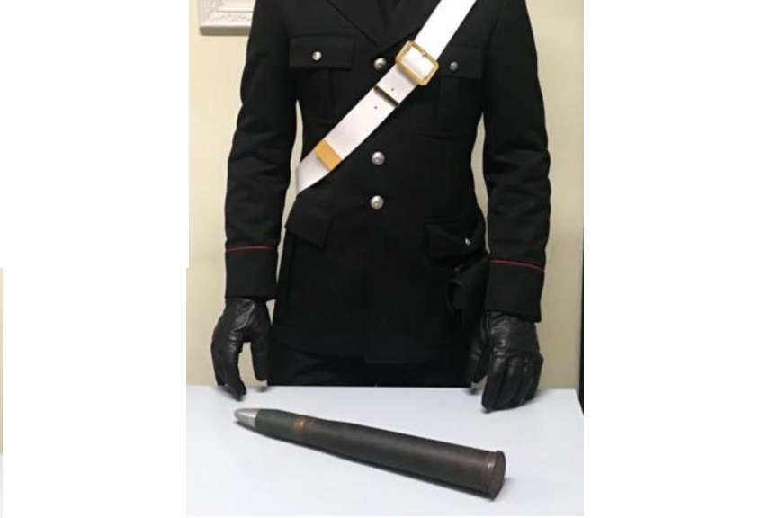 Proiettile da guerra venduto on line, all’appuntamento si presentano i carabinieri