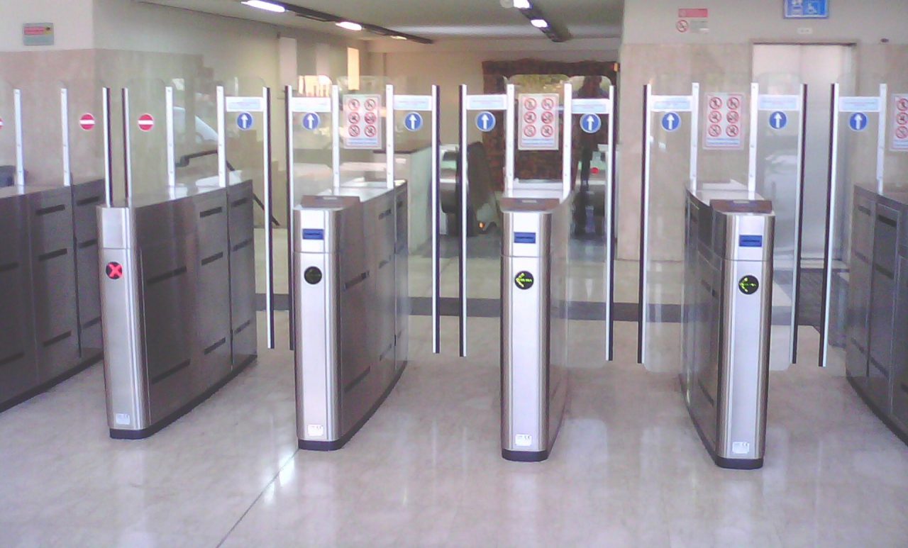 Metro Milano: corre per entrare senza biglietto e si schianta contro il vetro distruggendolo