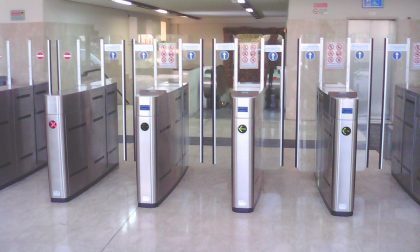 Metro Milano: corre per entrare senza biglietto e si schianta contro il vetro distruggendolo