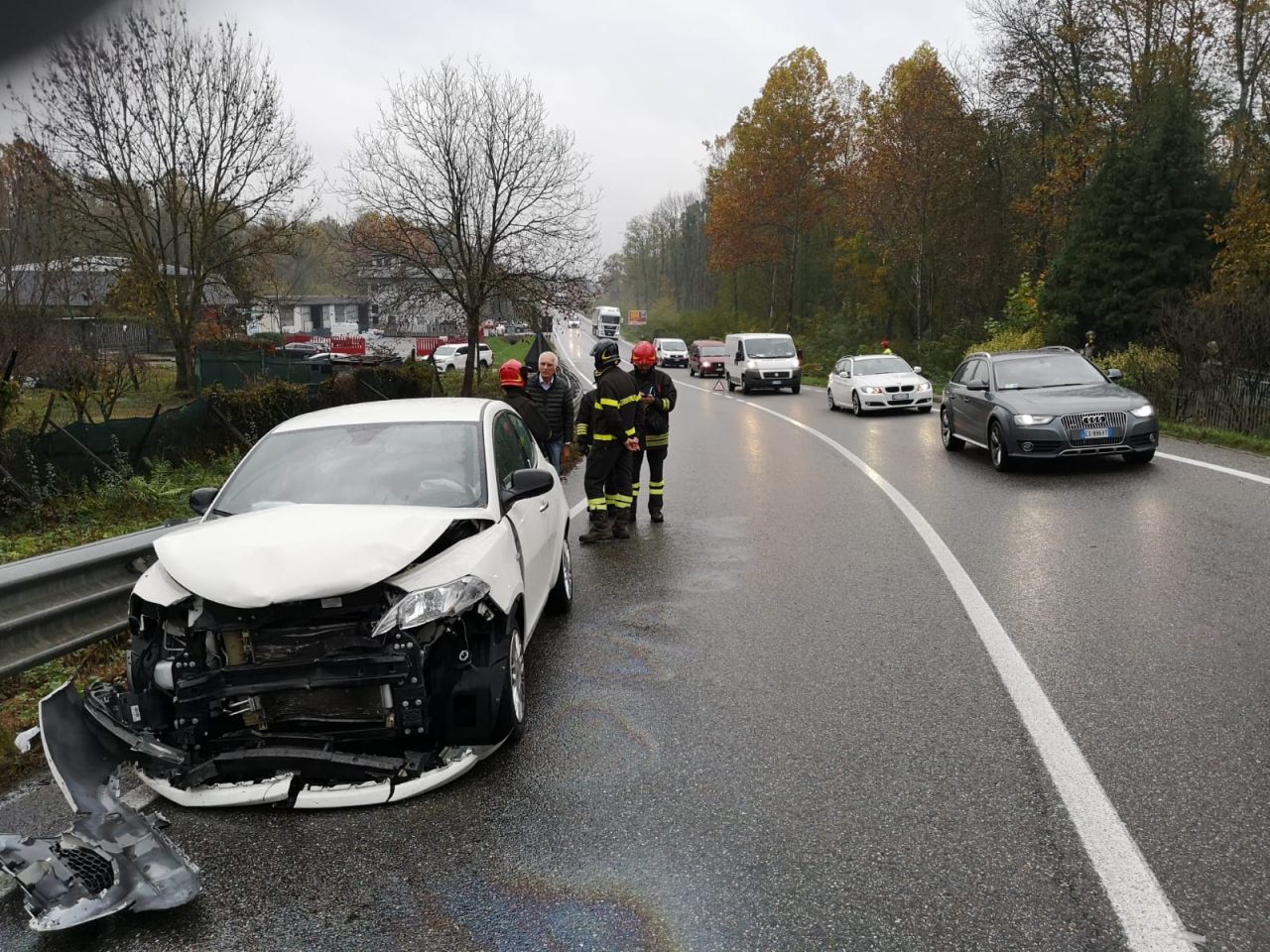 Tre feriti in un incidente tra due auto a Piano Rosa