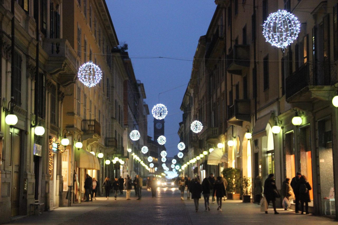 Pista di ghiaccio aperta e luminarie accese, parte il Natale novarese