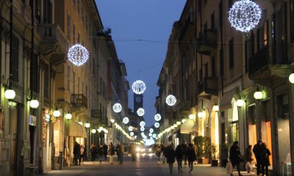 Pista di ghiaccio aperta e luminarie accese, parte il Natale novarese
