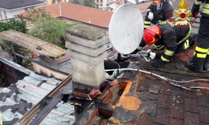 Tetto in fiamme in via Magalotti a Novara