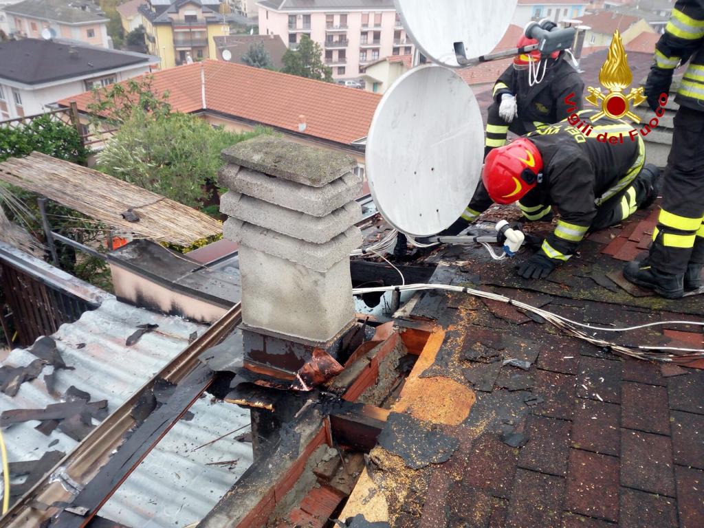 Tetto in fiamme in via Magalotti a Novara