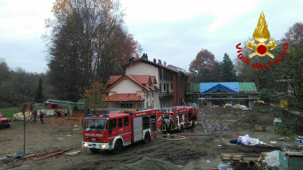Gattico, tetto in fiamme in un cantiere