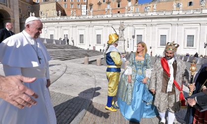 La corte di Re Biscottino ricevuta da Papa Francesco