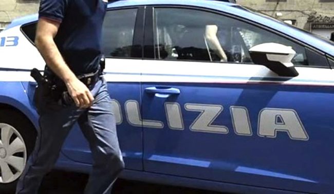 Minaccia la famiglia con un coltello: denunciato