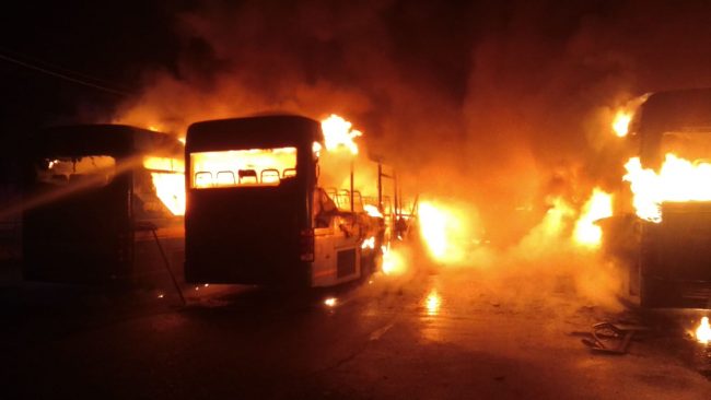 Fiamme distruggono 7 bus del Gruppo Trasporti Torino | FOTO e VIDEO