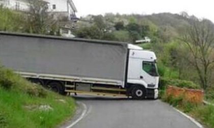 Camion diretto alla Lavazza esce di strada a Carpignano