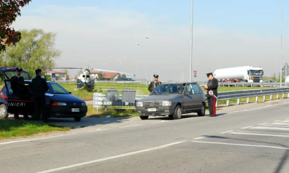 In fuga con auto rubata si ribaltano