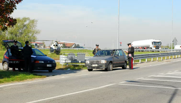 In fuga con auto rubata si ribaltano