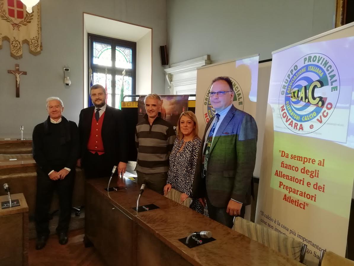 Alziamo la coppa, onoriamo la maglia: la mostra della Figc al castello