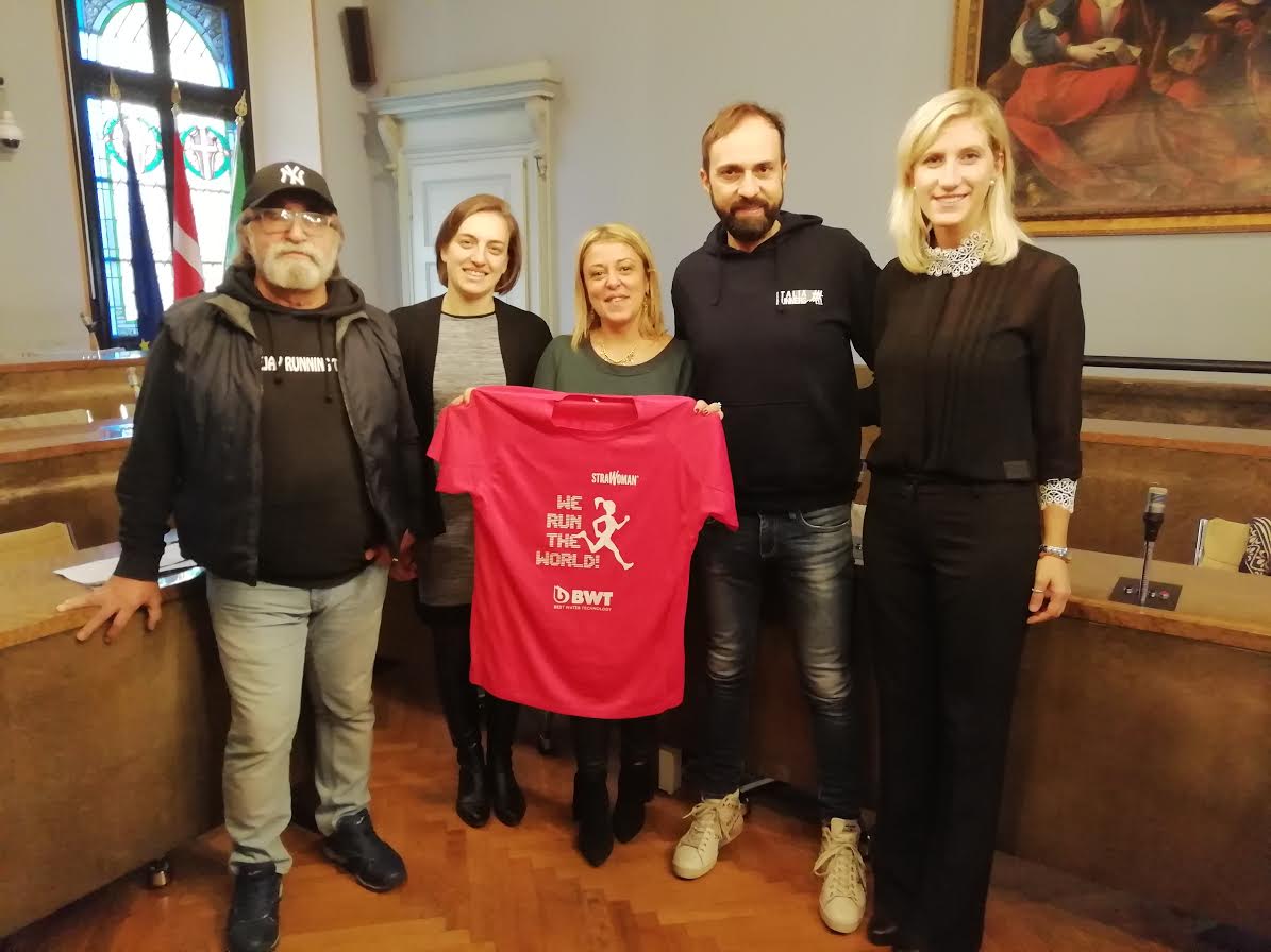 Ecco il grande albero di Natale aronese – VIDEO