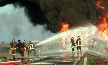 Camion in fiamme sulla A26 a Bogogno