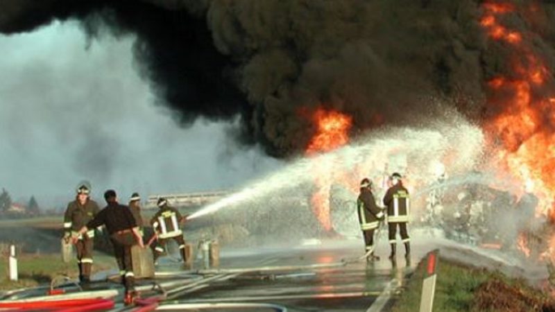 Camion in fiamme sulla A26 a Bogogno