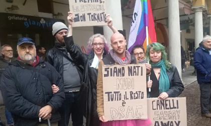 Novara Indecorosah, persino da Genova per sostenere la protesta contro il regolamento comunale