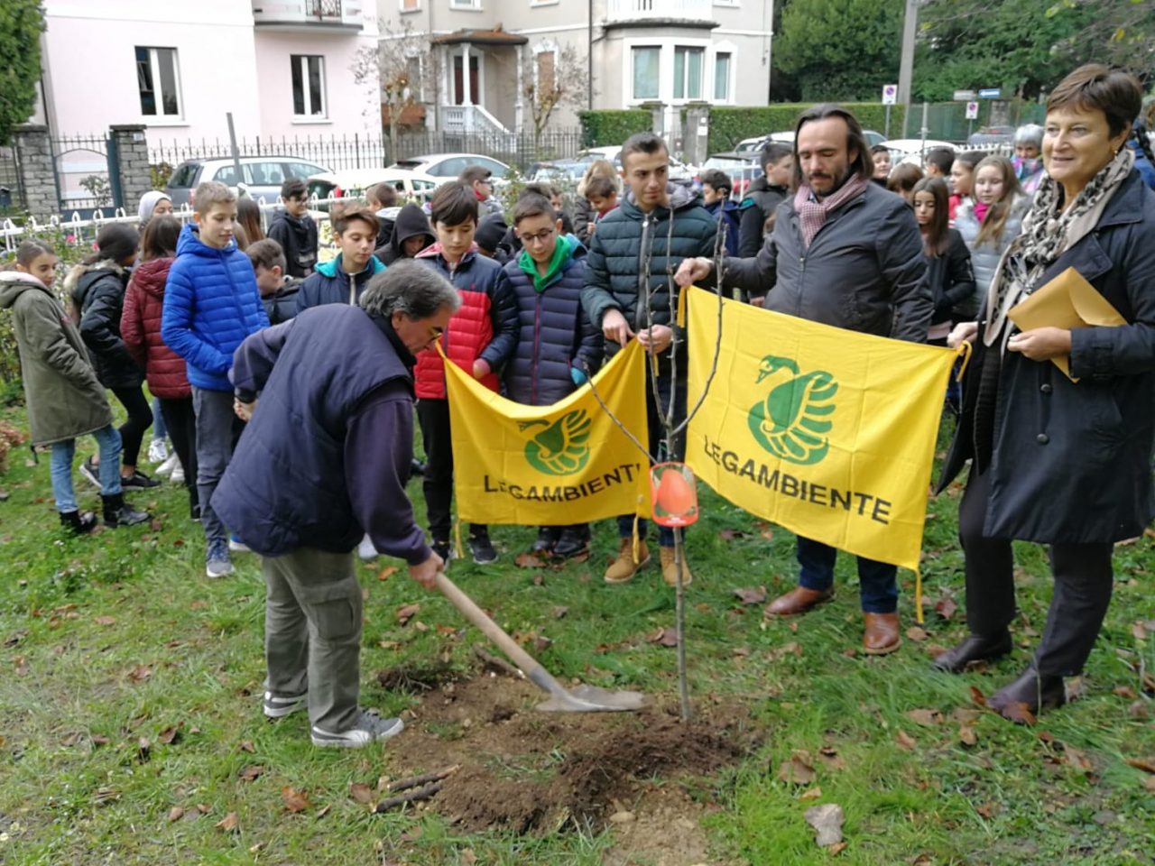 Festa dell’albero: piantato un pero nel giardino della scuola
