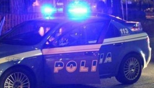 La cena degenera: ferisce la moglie, poi si scaglia contro gli agenti