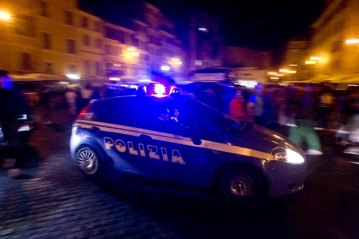 La minacciano per rubarle i soldi e le tagliano i capelli