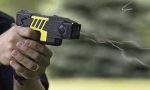 Si barrica in casa con un coltello: immobilizzato con il taser