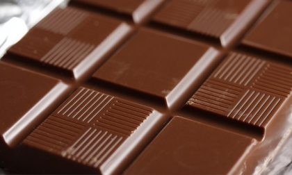 Arona Laica: dipendente colpisce collega con un kg di cioccolato