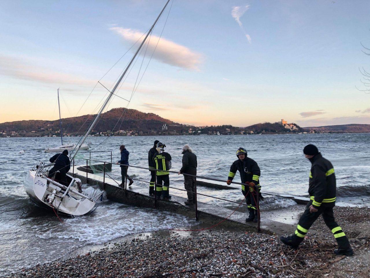 Raffiche di vento: a Meina pompieri in azione VIDEO