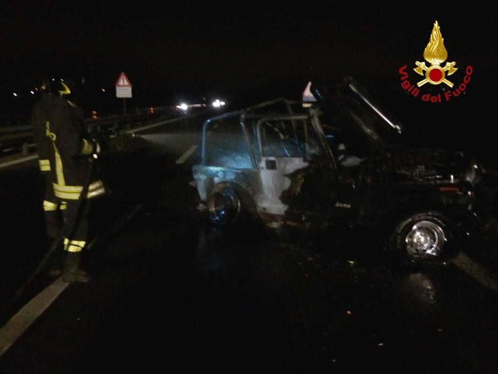 Novara incidente in tangenziale: auto a gpl prende fuoco