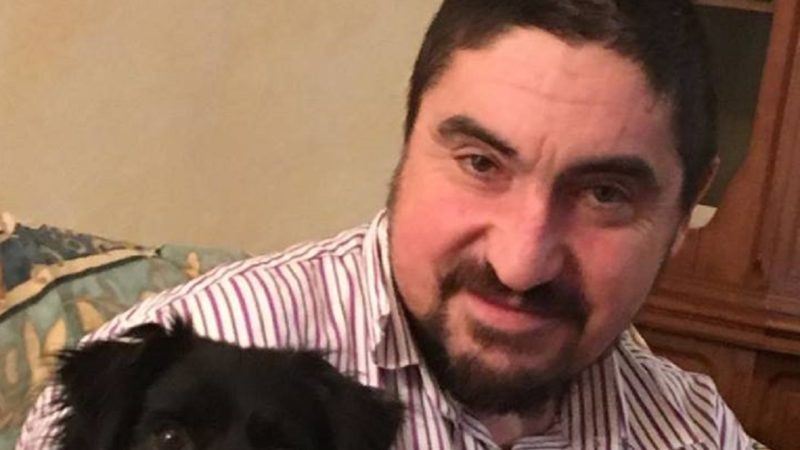 Si affaccia nel tombino per leggere il contatore: picchia la testa e muore