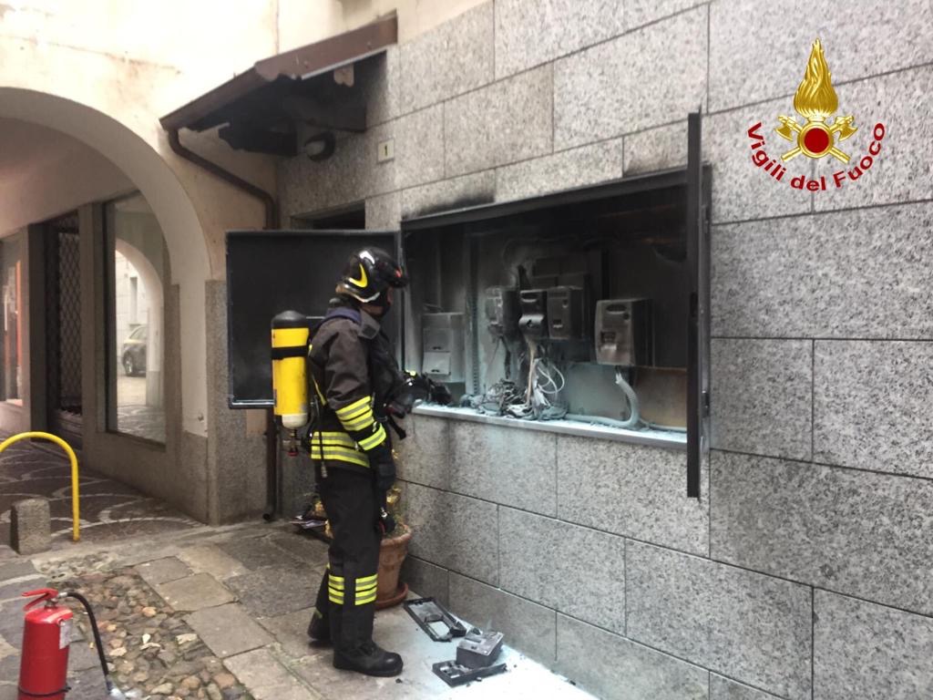 Arona, vano contatori prende fuoco nella centrale via Cavour