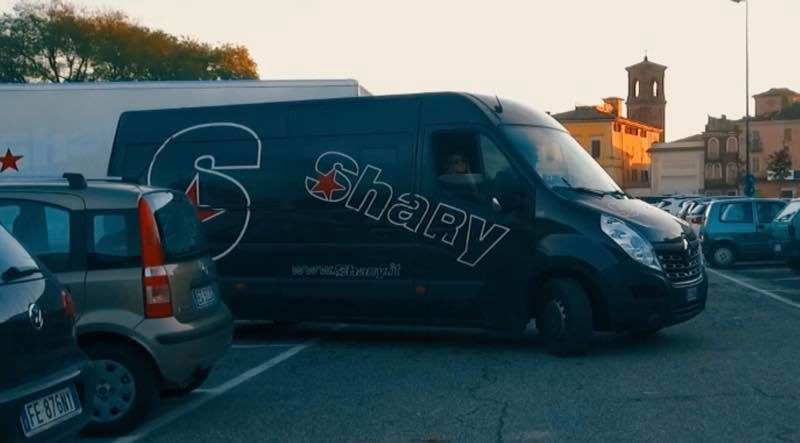 Shary band derubata nel tour a Roma