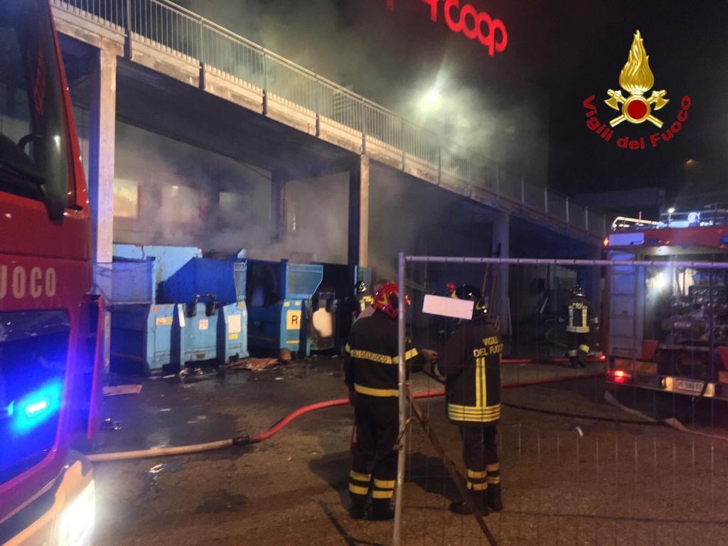 Incendio al centro commerciale San Martino