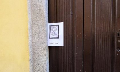 Almeno a Natale non fate pisciare i cani sulla porta di casa mia