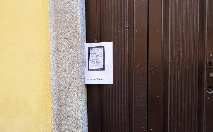 Almeno a Natale non fate pisciare i cani sulla porta di casa mia