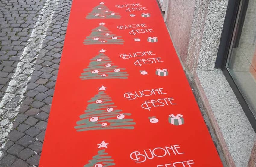 Tappeto fuori dal negozio rubato dopo due giorni