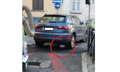 Arona auto incastrata sul fittone di via Bottelli