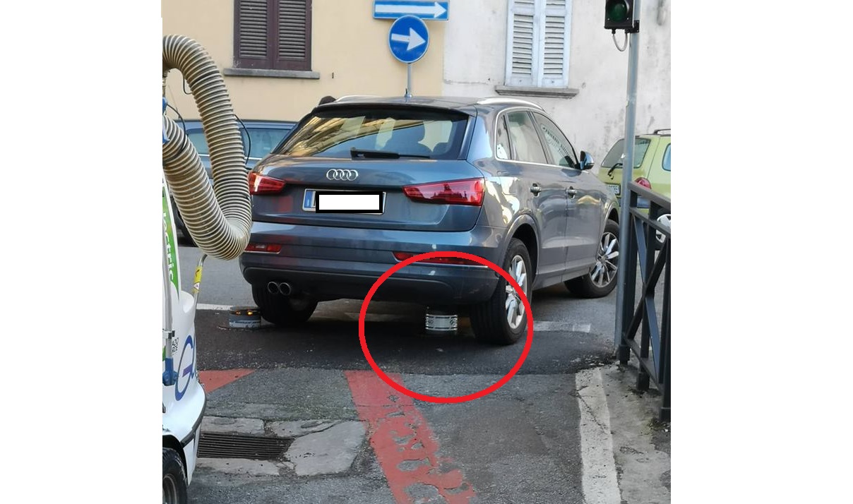 Arona auto incastrata sul fittone di via Bottelli