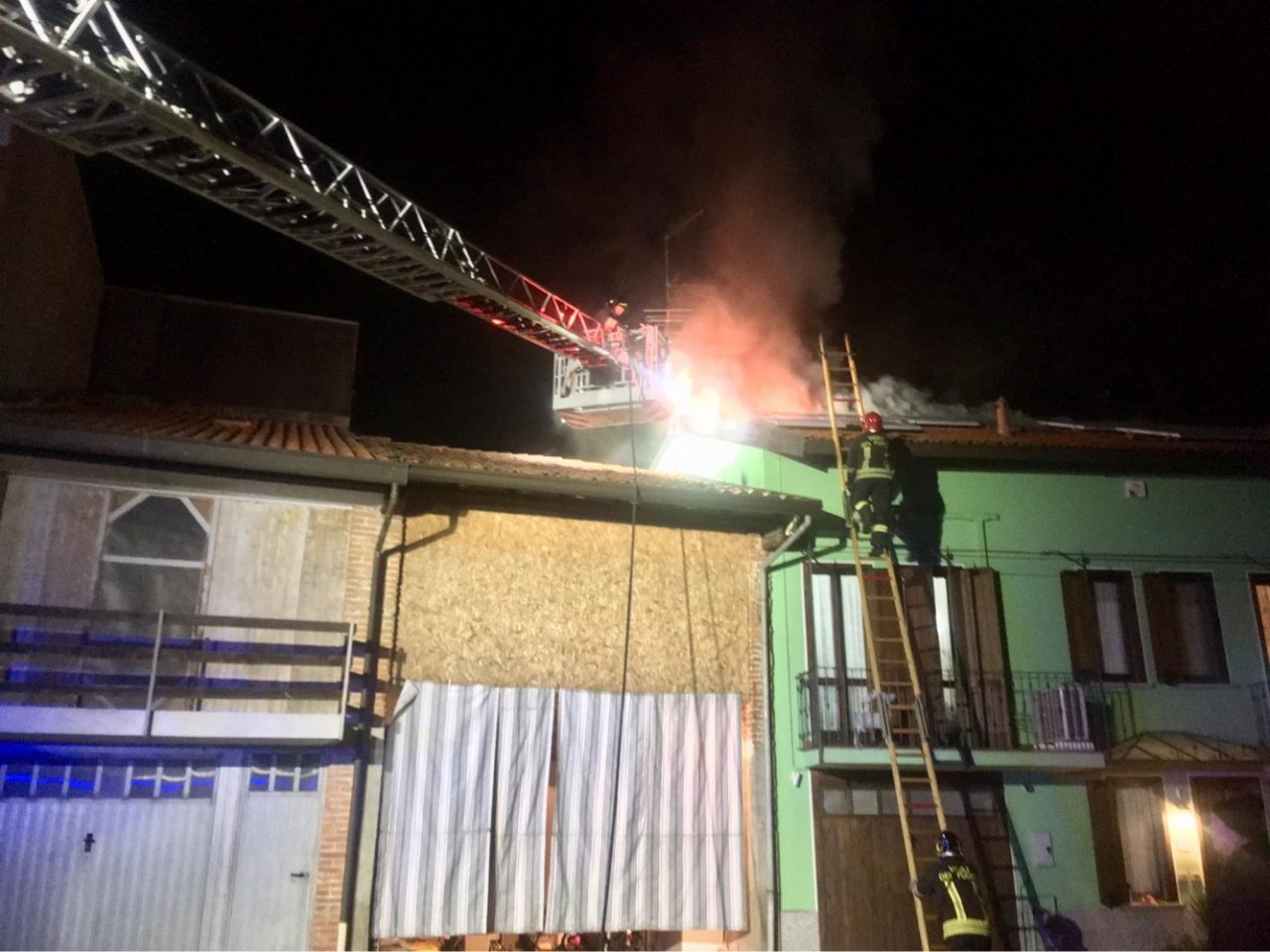 Cameri a fuoco il tetto di una casa