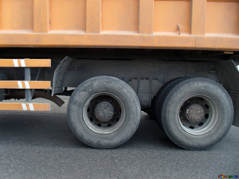 Camionista sfonda la sbarra e rischia di investire la guardia