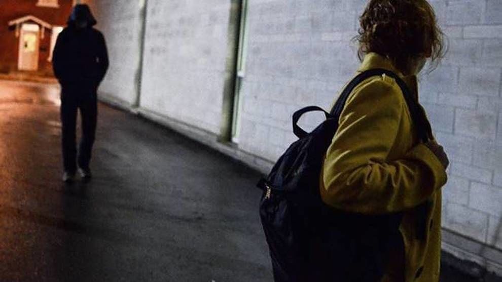 Giallo a Borgomanero: uomo su Alfa 147 minaccia le donne