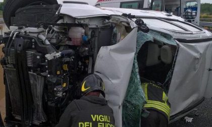 Auto sbanda e si ribalta per colpa del ghiaccio
