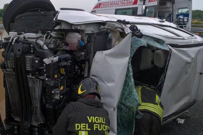 Auto sbanda e si ribalta per colpa del ghiaccio