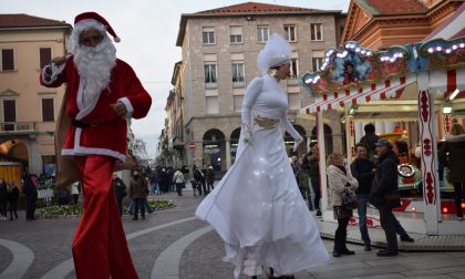 Babbo Natale è arrivato sui trampoli a Borgomanero
