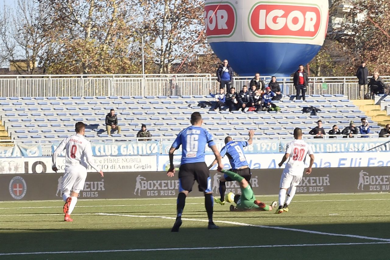 Il Novara calcio contro la Lucchese si complica la vita nel finale di una partita dominata