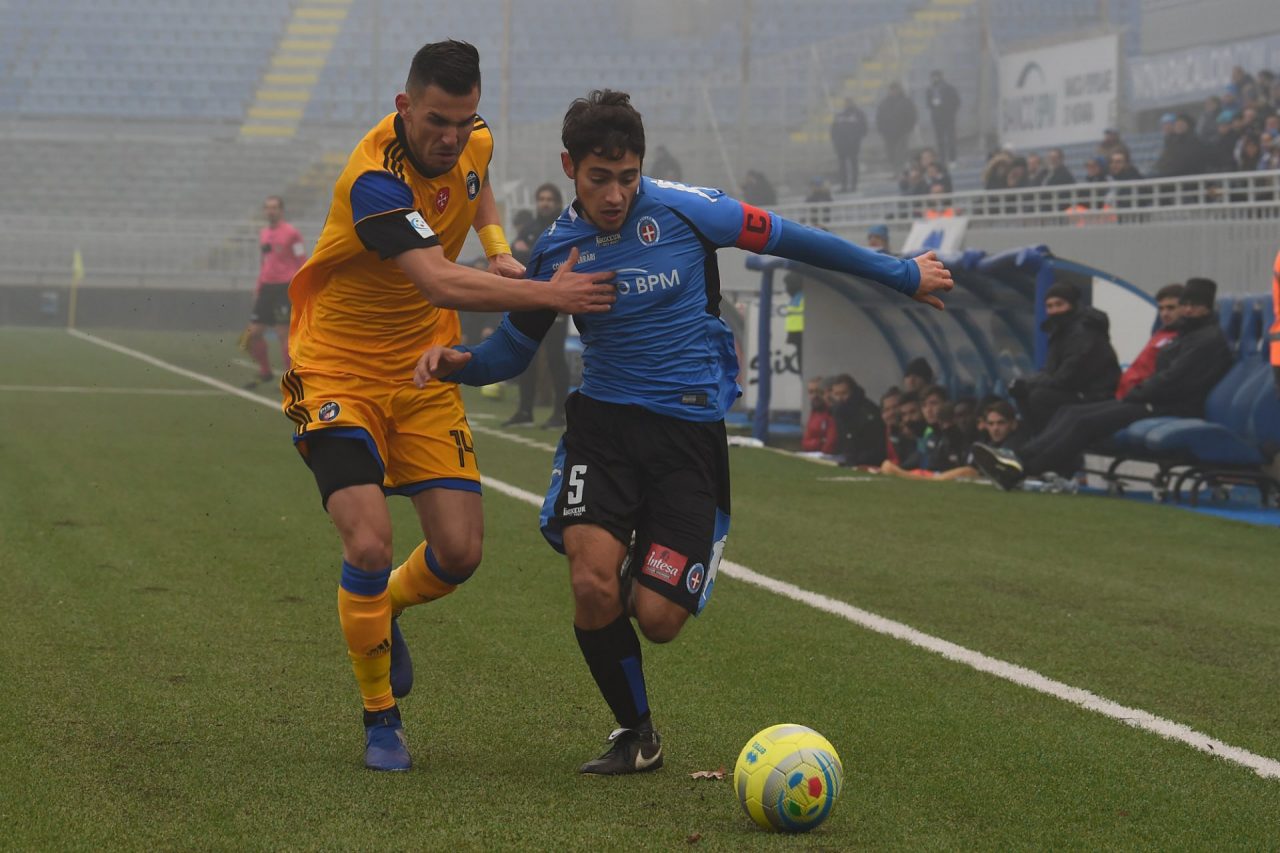 Nella nebbia il Novara calcio soffre, ma pareggia in rimonta, grazie alla doppietta di Cacia