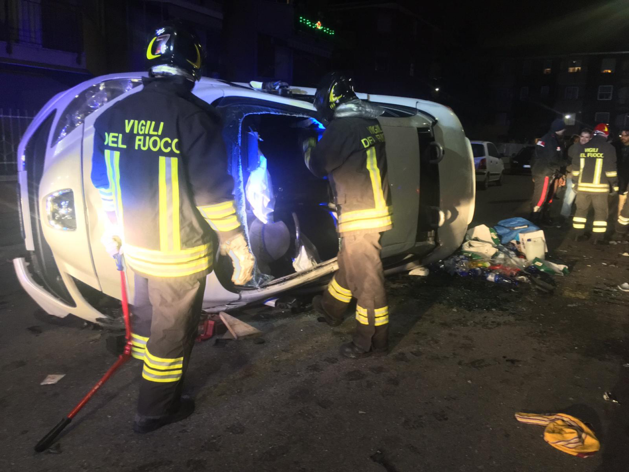 Uomo incastrato nella sua auto dopo incidente in via Lanza a Novara